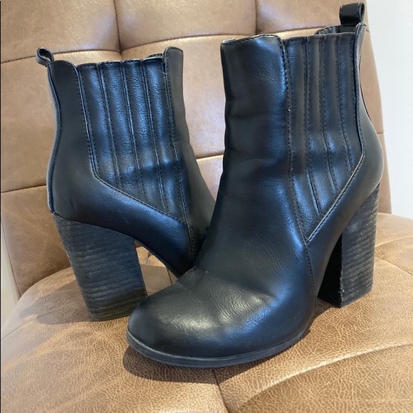 Black heeled boots - Picture 2 of 3